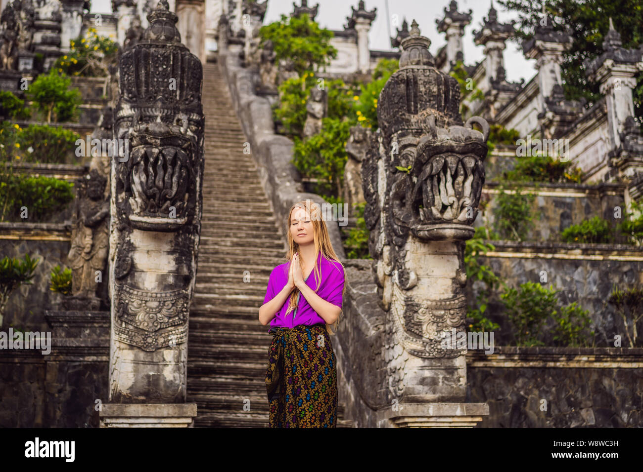 Jeune femme tourisme Contexte de trois échelles de pierre dans le magnifique temple de Lempuyang Luhur Pura. Paysage d'été avec des escaliers à temple. Paduraksa Banque D'Images