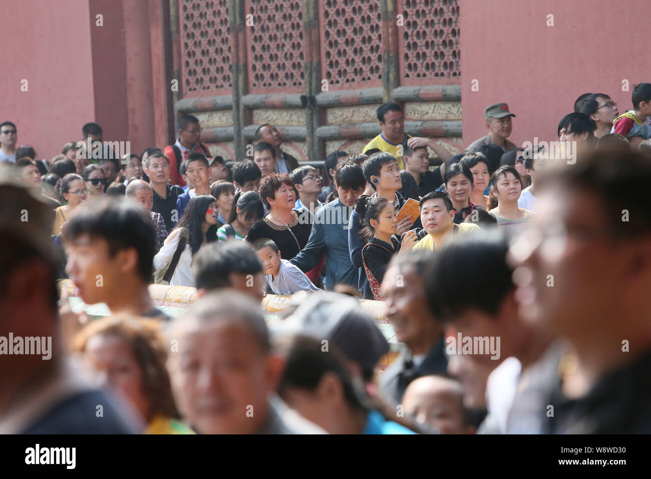 --FILE--touristes foule la Cité Interdite à Beijing, Chine, 3 octobre 2013. La Chine sera le moteur d'une décennie de croissance à l'échelle mondiale Banque D'Images