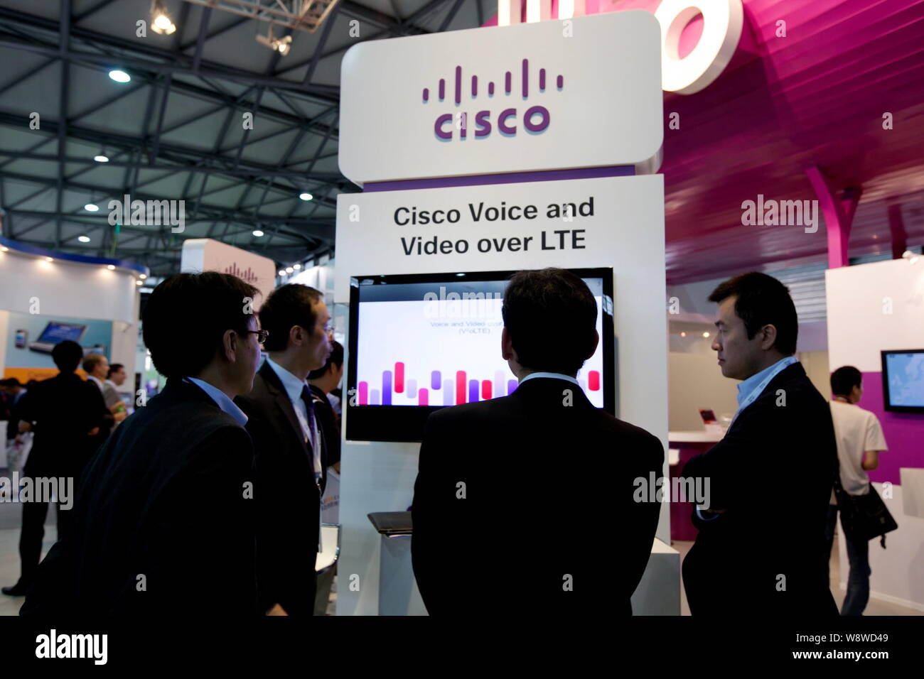 --FILE--personnes visitent le stand de Cisco au cours de la Mobile Asia Expo 2012 à Shanghai, Chine, 20 juin 2012. Le chiffre d'affaires de Cisco Systems a dégringolé de 8 pe Banque D'Images