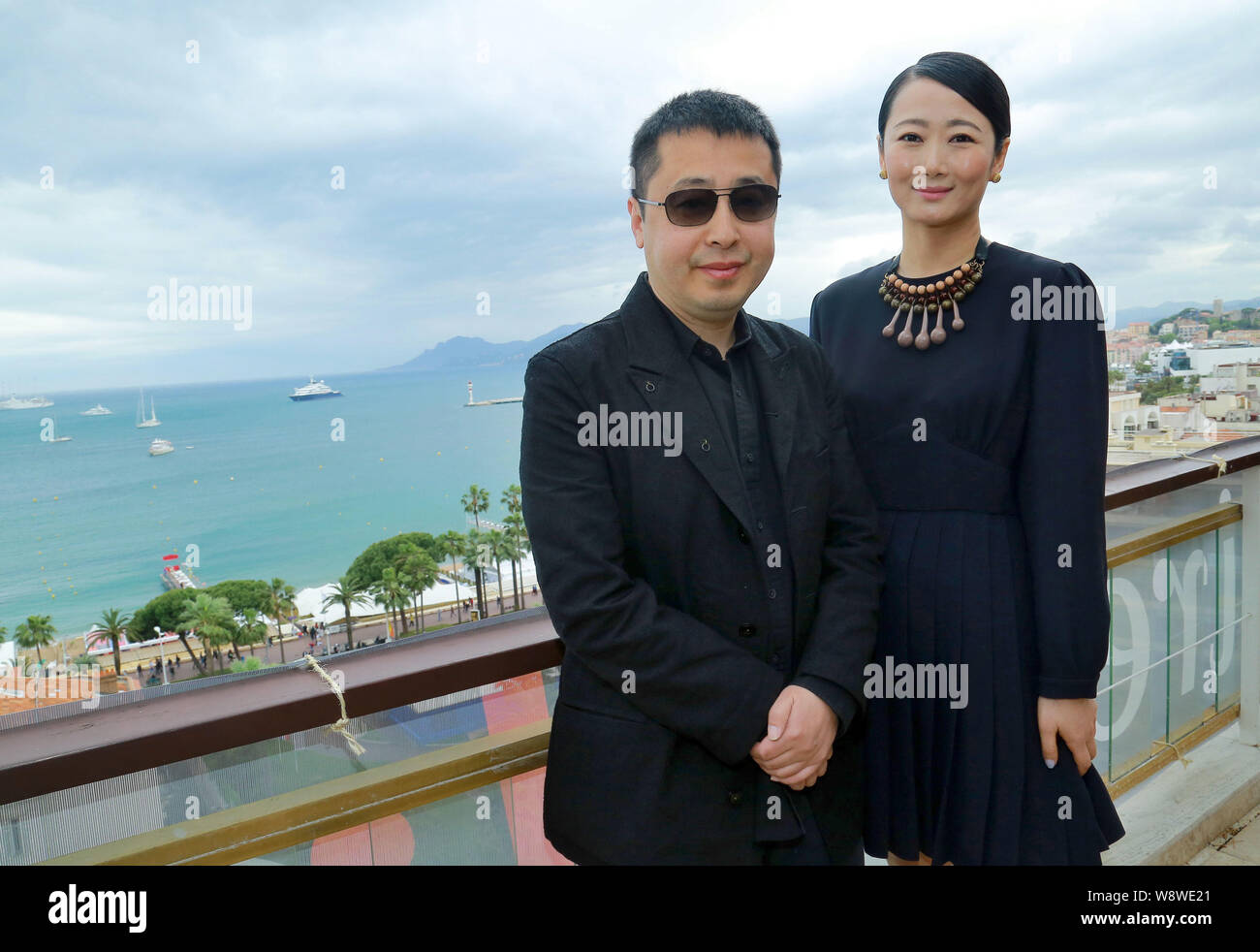 Réalisateur chinois Jia Zhangke, gauche, et son épouse l'actrice Zhao Tao posent pour des photos à l'hôtel pendant le 67e Festival du Film de Cannes (France), 2 Banque D'Images
