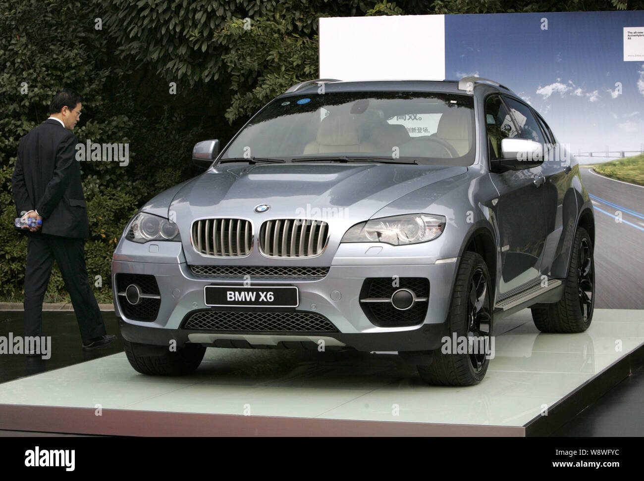 --FILE--une BMW X6 SUV est affichées pendant l'auto show de Shanghai, Chine, le 29 juillet 2012. La construction d'un nouveau géant d'un véhicule utilitaire sport pourrait sembler co Banque D'Images