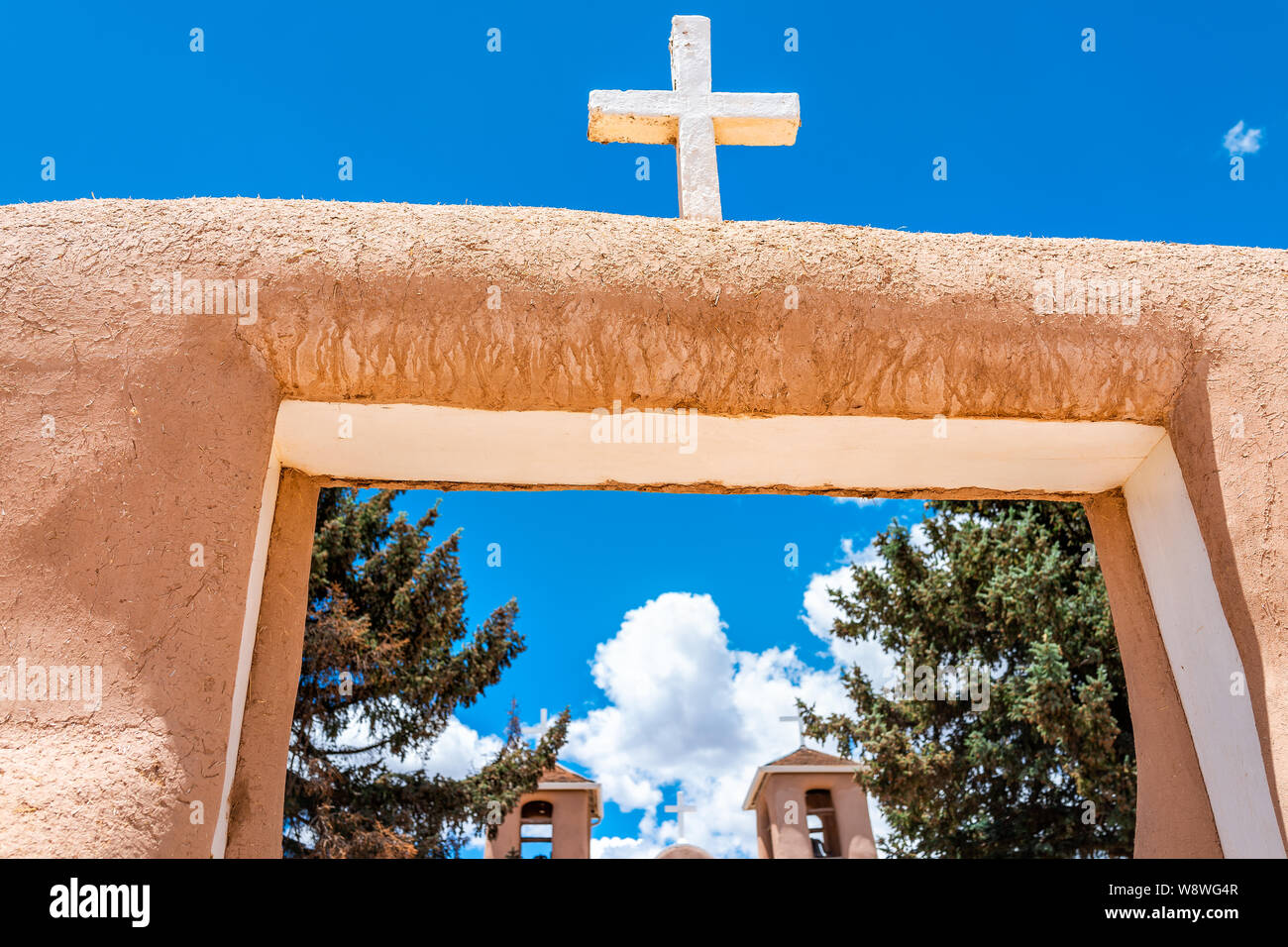 Ranchos de Taos libre de San Francisco de Asis église avec croix et gate dans le Nouveau Mexique à angle faible jusqu'à sky Banque D'Images