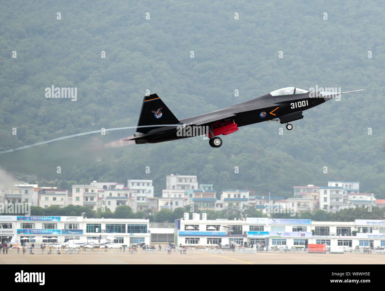 Un Chinois J31 stealth fighter jet décolle pour un vol de — free download