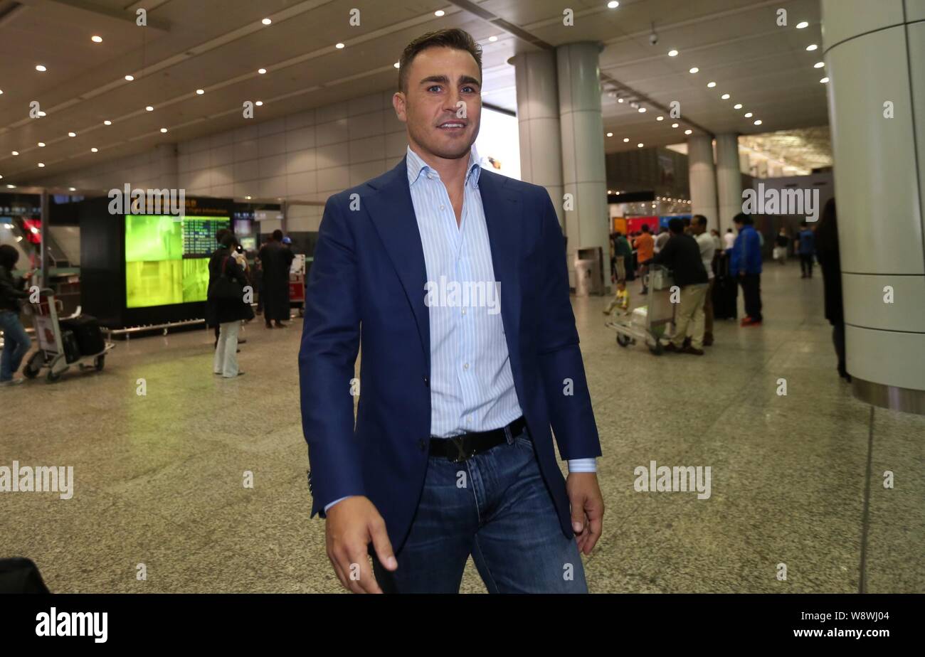 Fabio Cannavaro nouvel entraîneur-chef de la Chine Guangzhou Evergrande FC Taobao sourit après son arrivée à l'Aéroport International de Guangzhou Baiyun en Guangz Banque D'Images