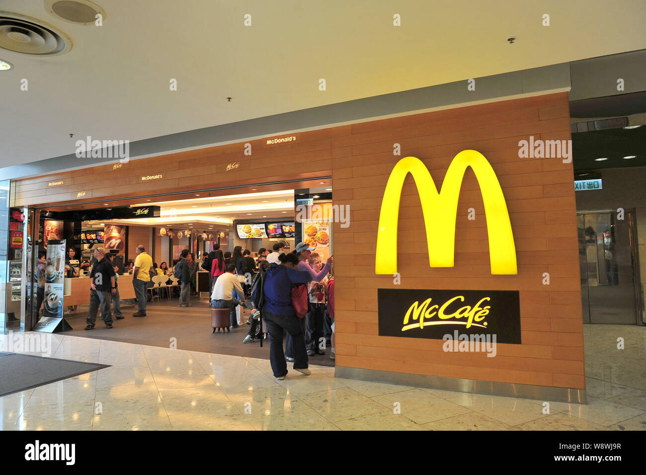 --FILE--Vue d'un McCafe d'un fast-food MCDONALD'S restaurant de Citygate Outlets à Hong Kong, Chine, 21 mars 2012. McDonalds Hong Kong la nuit dernière Banque D'Images