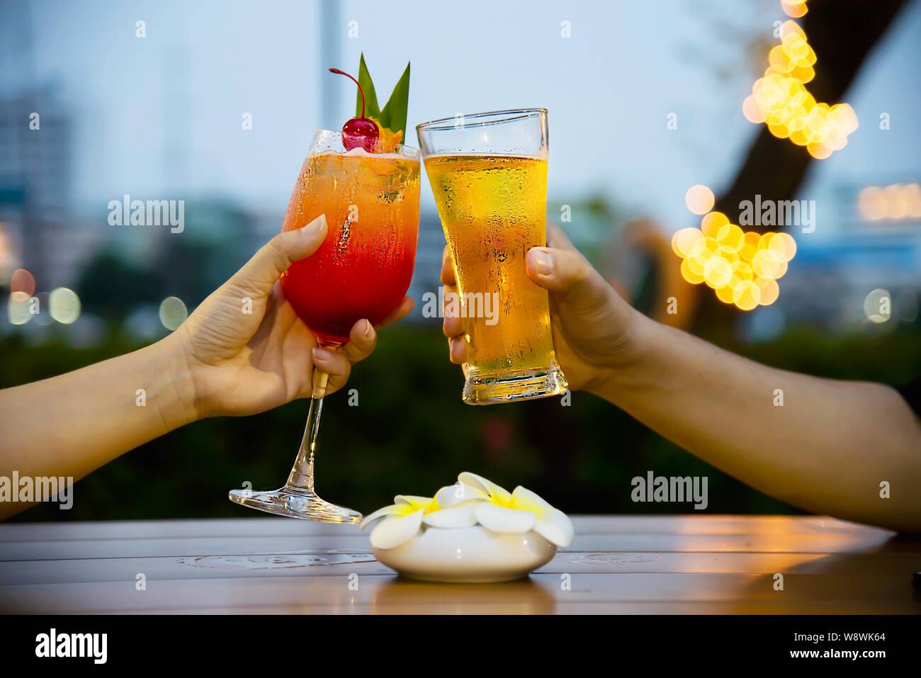 Couple célébration en restaurant avec bière et boissons gazeuses ou mai tai mai thai - heureux les gens de vie avec soft drink concept Banque D'Images