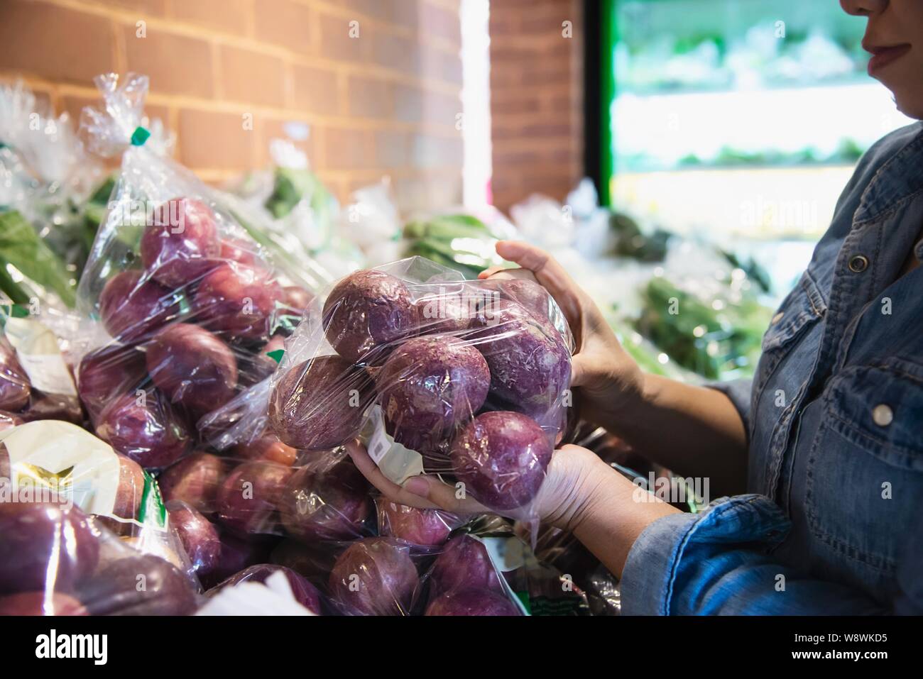 Dame est shopping in supermarket store de légumes frais - femme au marché frais concept de vie Banque D'Images