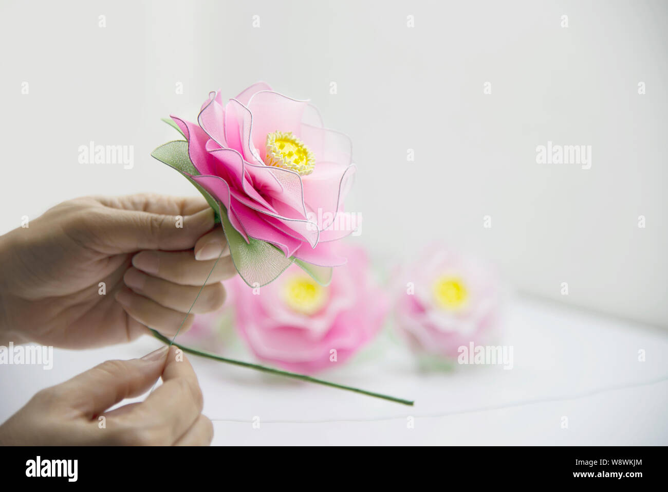 Femme faisant de belles fleurs en nylon - personnes avec DIY handmade concept fleurs Banque D'Images