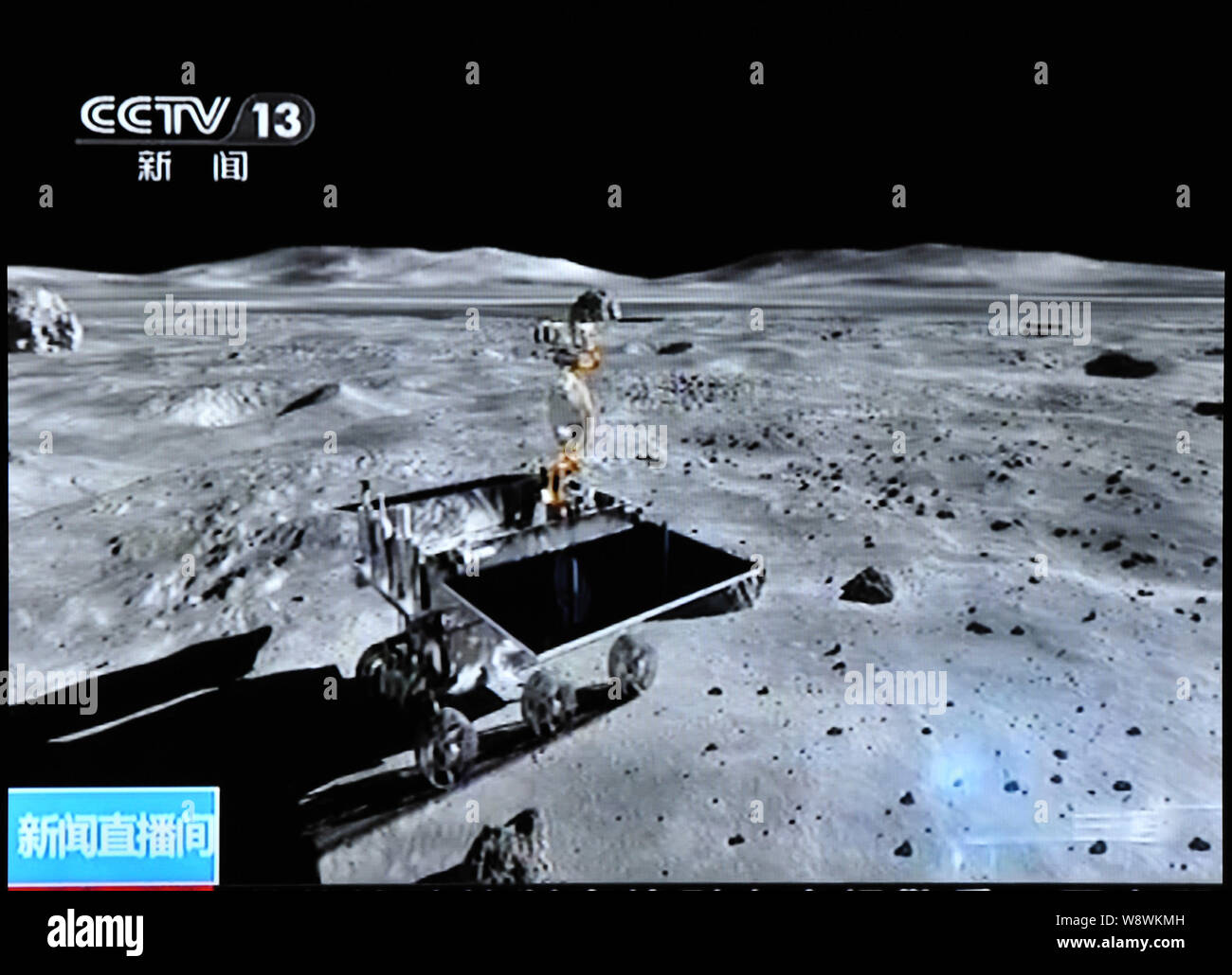 Ce plat grab prises par CCTV (Télévision centrale chinoise) Le 21 janvier 2014 montre Chines premier moon rover Yutu, ou lapin de Jade, se déplaçant sur la surface de Banque D'Images