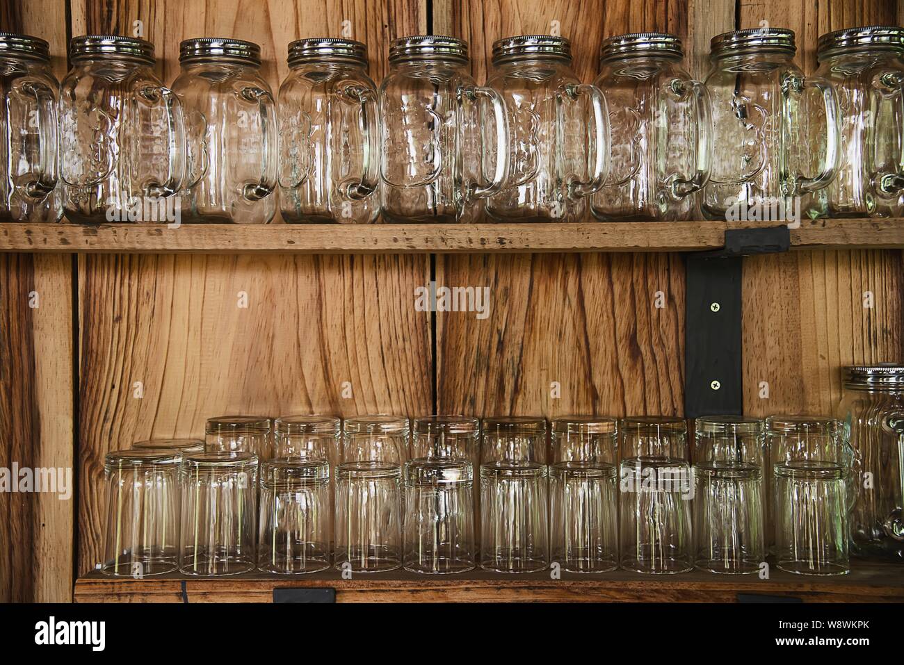 Ware verre dans un café avec mur en bois brun - café de style vintage concept de décoration Banque D'Images