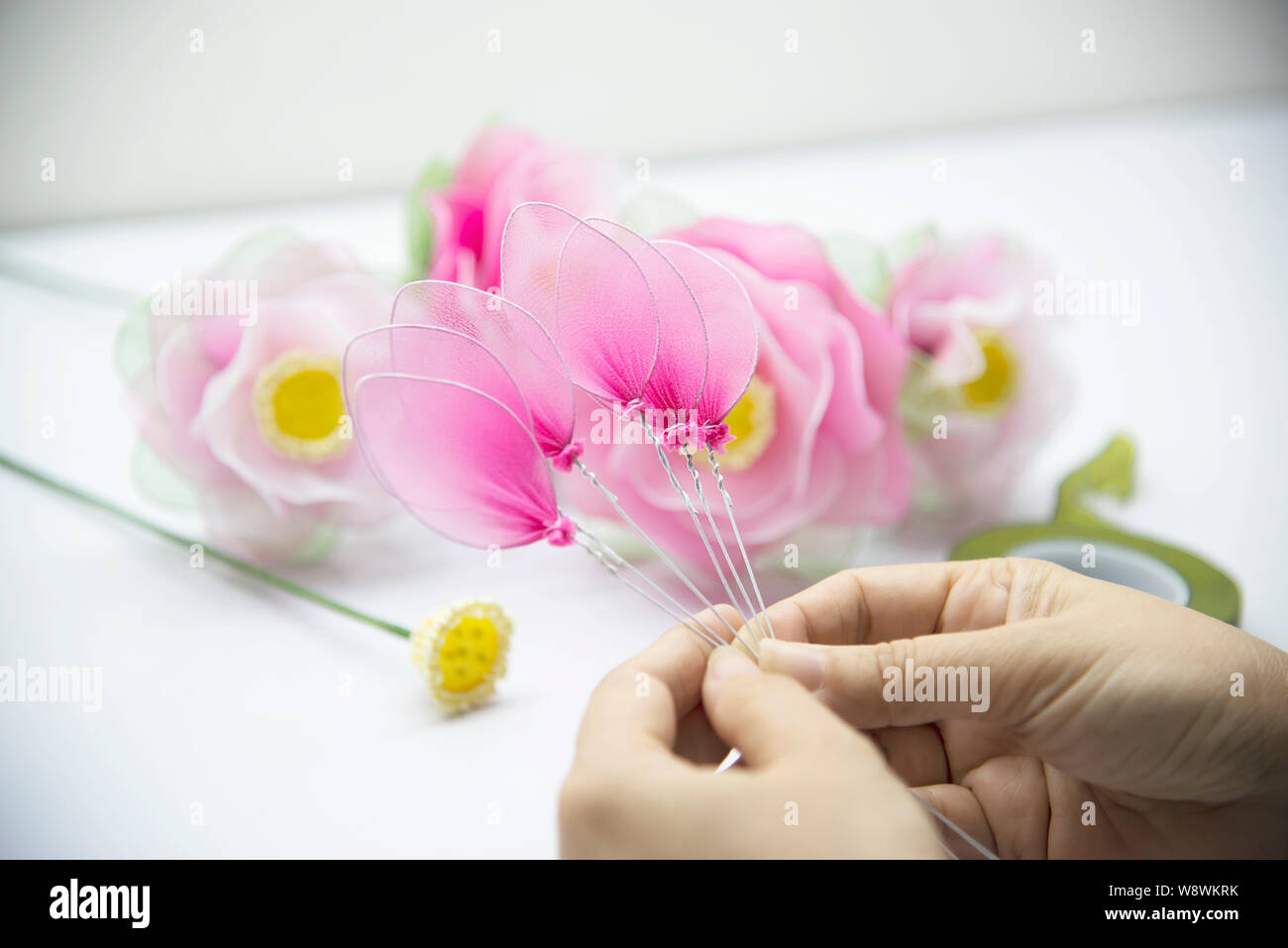 Femme faisant de belles fleurs en nylon - personnes avec DIY handmade concept fleurs Banque D'Images