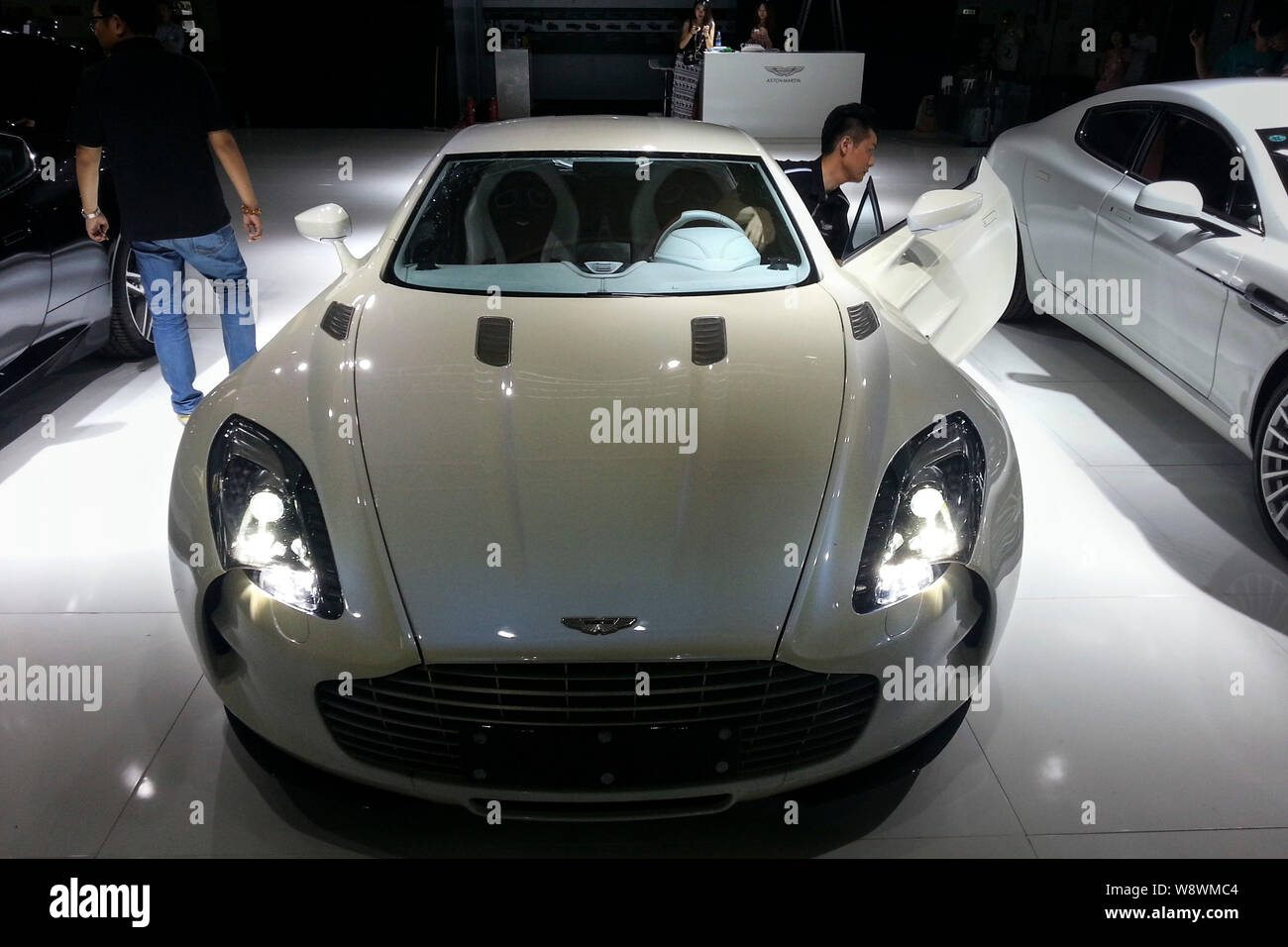 Un visiteur essaye une Aston Martin one-77 dans le cadre du 11e Salon International de l'Automobile de Changchun Changchun city, au nord-est de Jilin Chine pro Banque D'Images