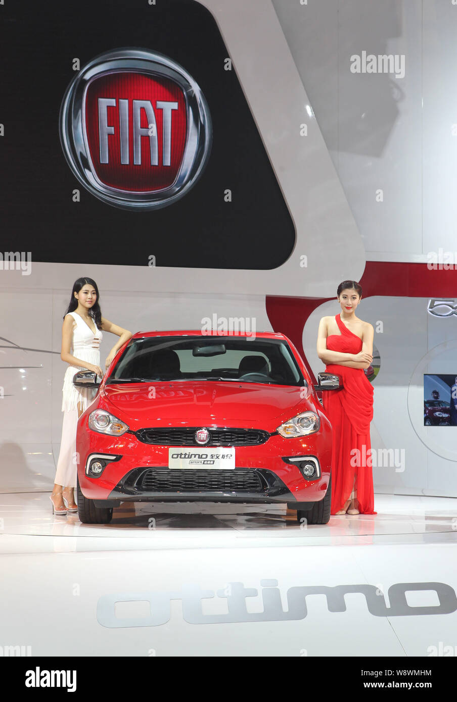 --FILE--modèles posent avec une Fiat Ottimo lors d'une auto show de Nanjing, province du Jiangsu, Chine de l'est 3 octobre 2014. Lorsque les actions dans le sabot Banque D'Images