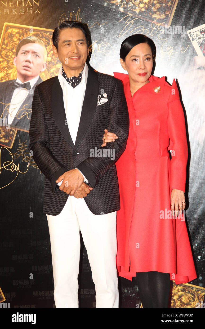 Hong Kong l'acteur Chow Yun-fat, à gauche, et son épouse Jasmine Tan posent lors d'une première pour les Chows, nouveau film de Vegas à Macao, également connu sous le nom de l'homme de M Banque D'Images