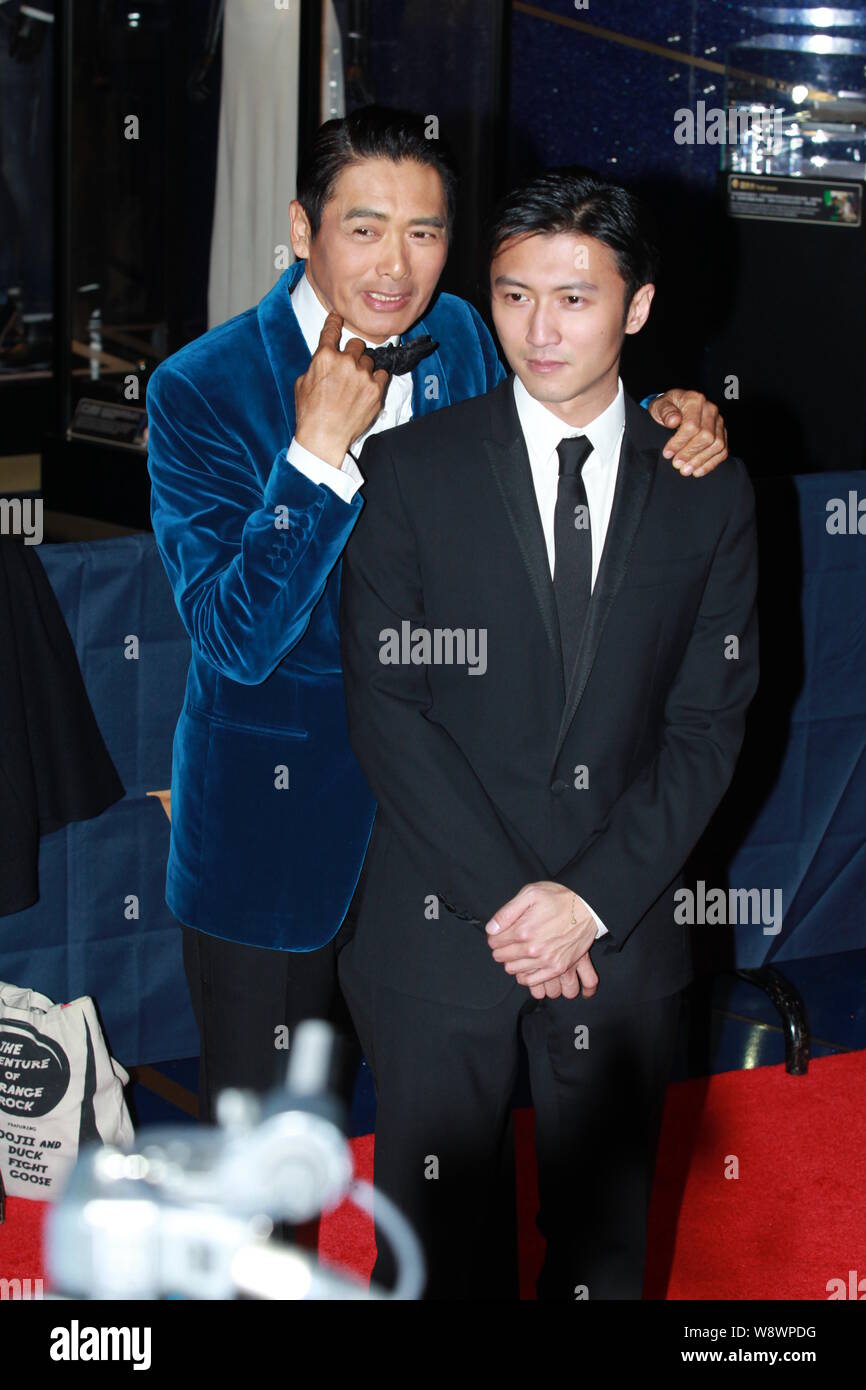 Hong Kong l'acteur Chow Yun-fat, gauche, parle à Nicholas Tse lors de la première de leur nouveau film, de Vegas à Macao, à Hong Kong, Chine, 23 Janua Banque D'Images