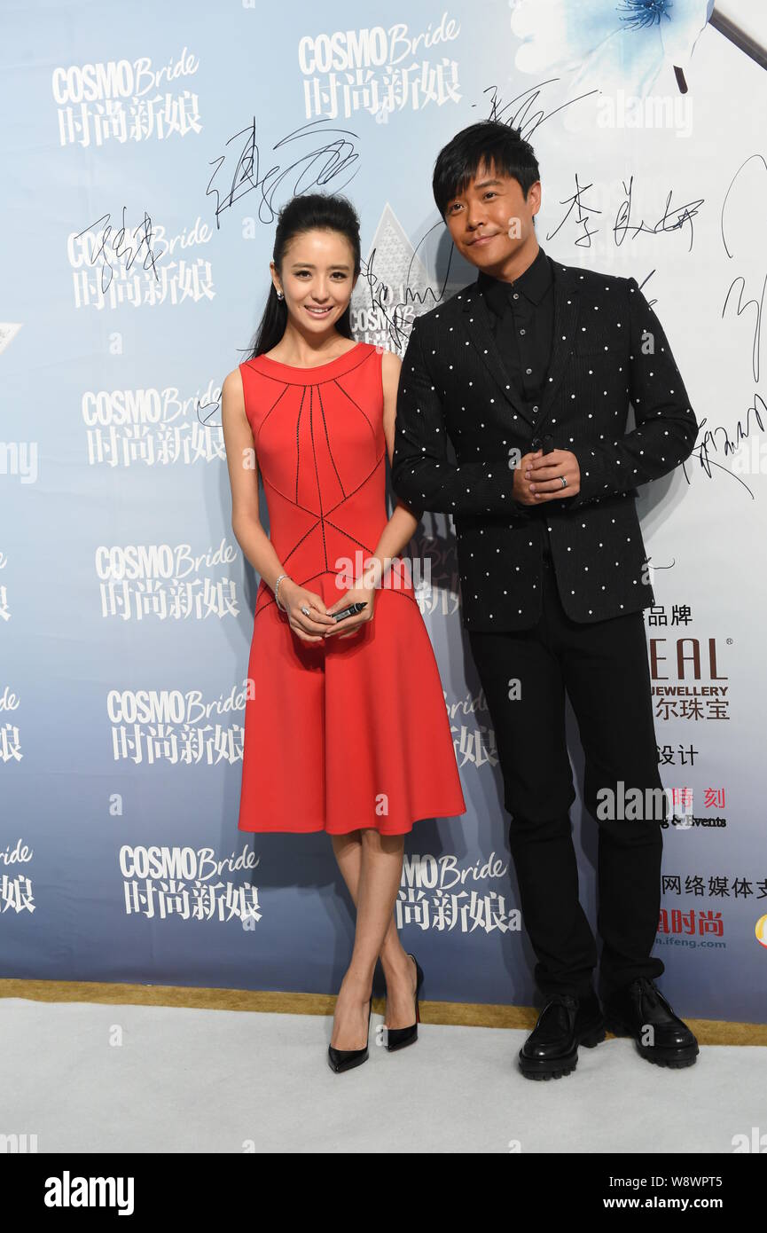 L'actrice chinoise Tong Liya, gauche, et son mari l'Acteur Chen Sicheng  posent au cours de la Mariage mariée Cosmo 2014 Cérémonie de remise des  prix à Beijing, Chine, 8 décembre Photo Stock -