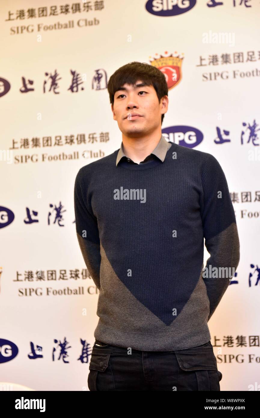 Joueur de football sud-coréen Kim Ju-young pose au cours d'une conférence de presse pour annoncer son arrivée EPOP Football Club à Shanghai, Chine, 23 Décembre 2 Banque D'Images