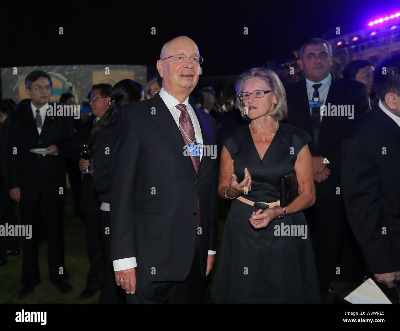 Klaus Schwab, avant gauche, fondateur et président exécutif du Forum économique mondial, et son épouse Hilde Schwab, avant droit, assister à la dinn culturel Banque D'Images