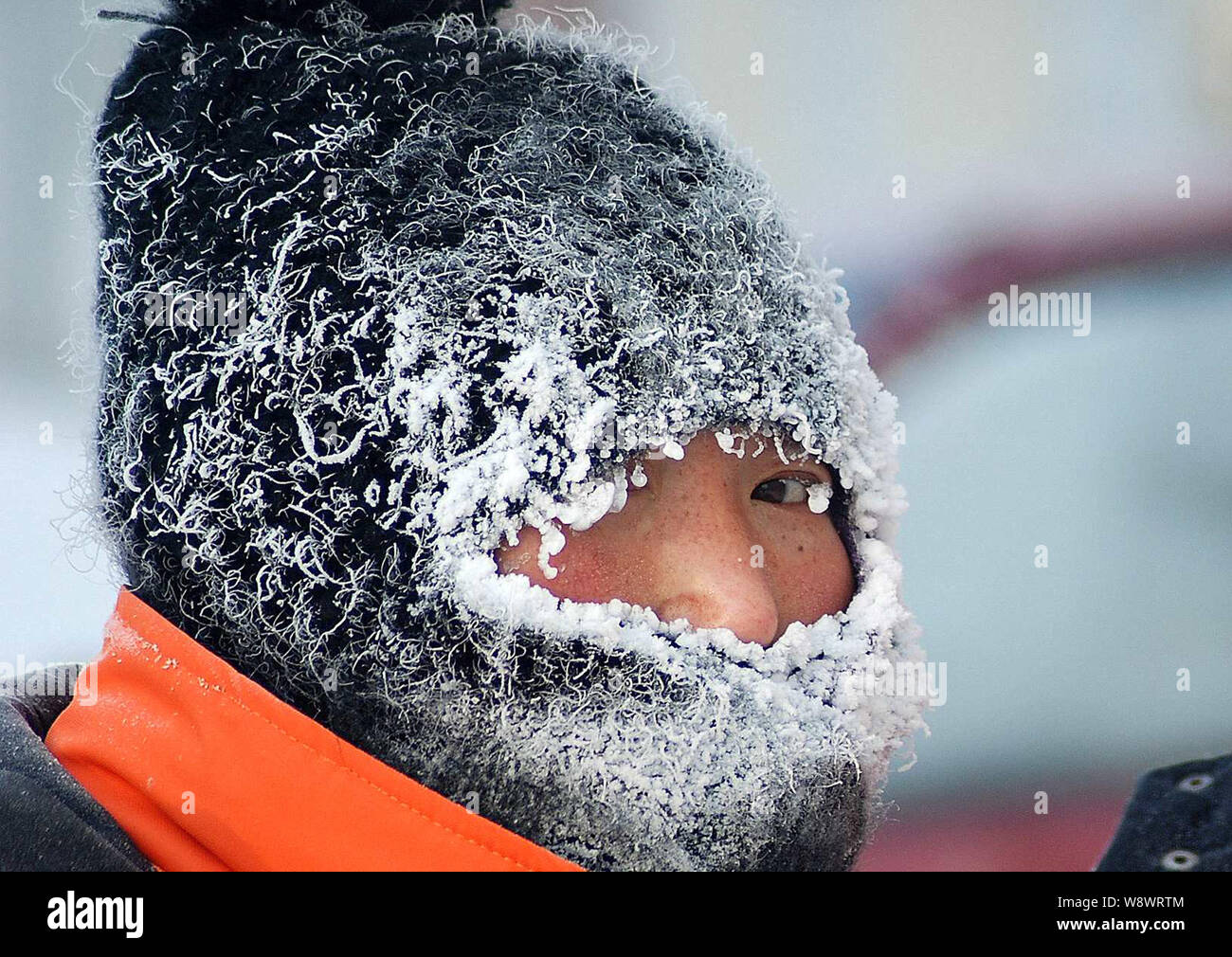 Un piéton portant un chapeau contre un front froid est représenté à Shanghai Ville de Hulunbuir, north Chines Région autonome de Mongolie intérieure, 10 Janvier 20 Banque D'Images