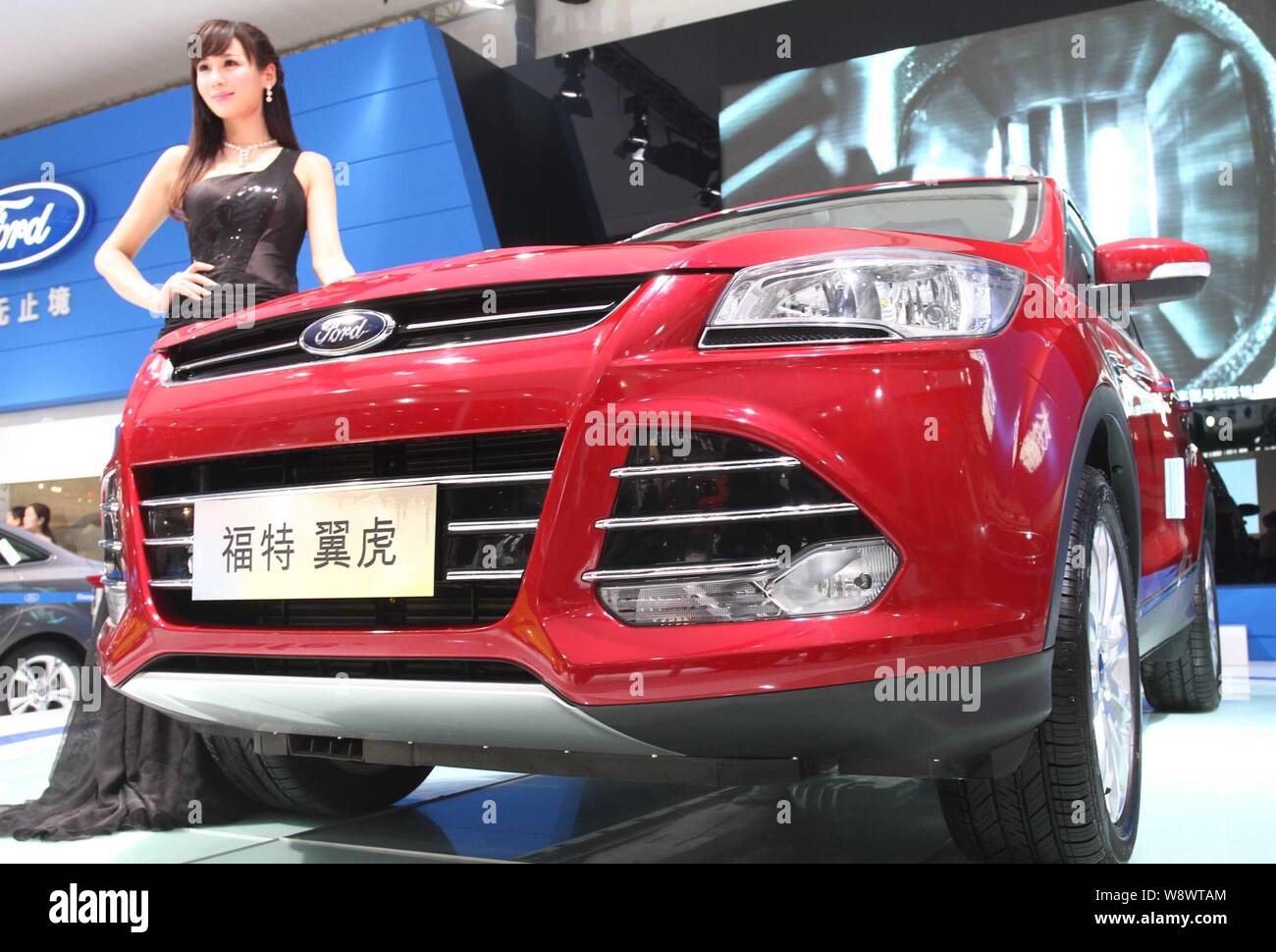 --FILE--un modèle pose avec une Ford Kuga lors d'une auto show de Zhengzhou, province de Henan, Chine centrale 11 avril 2013. Ford Motor Co et ses Ch Banque D'Images