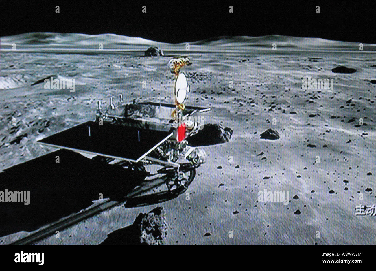 --FILE--ce plat grab prises par CCTV (Télévision centrale chinoise) le 15 décembre 2013 montre Chines premier moon rover Yutu, ou lapin de Jade, prises par la came Banque D'Images