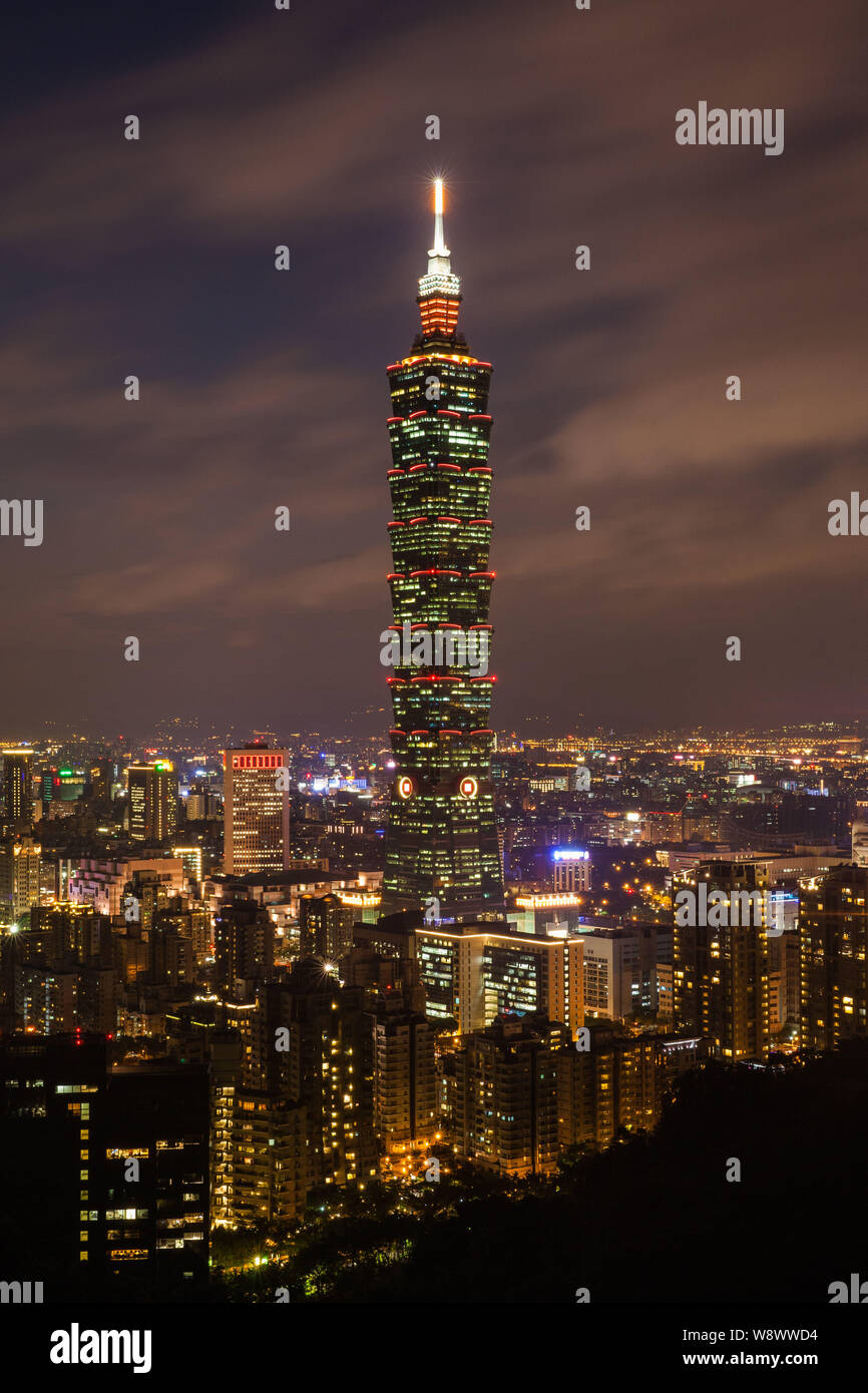 Vue nocturne de la ville de Taipei avec la tour Taipei 101 à Taipei, Taiwan, 19 mai 2014. Banque D'Images