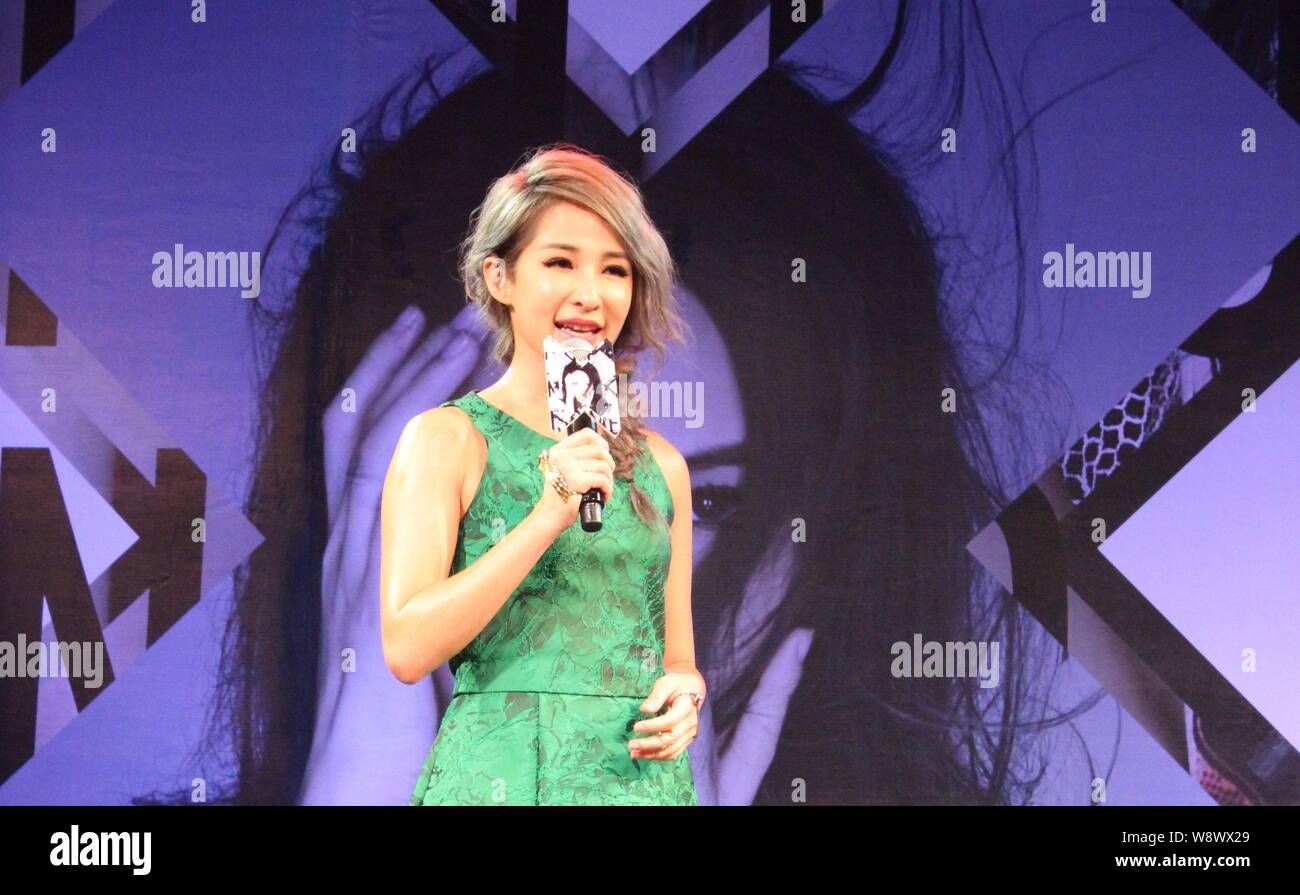 La chanteuse taïwanaise Elva Hsiao parle lors d'une conférence de presse pour son nouvel album 'Shut Up and Kiss Me" à Shanghai, Chine, 17 septembre 2014. Banque D'Images