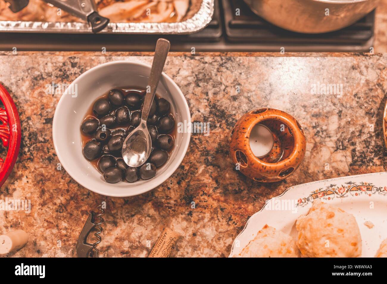 Prise de vue aérienne d'un bol d'olives sur une table Banque D'Images