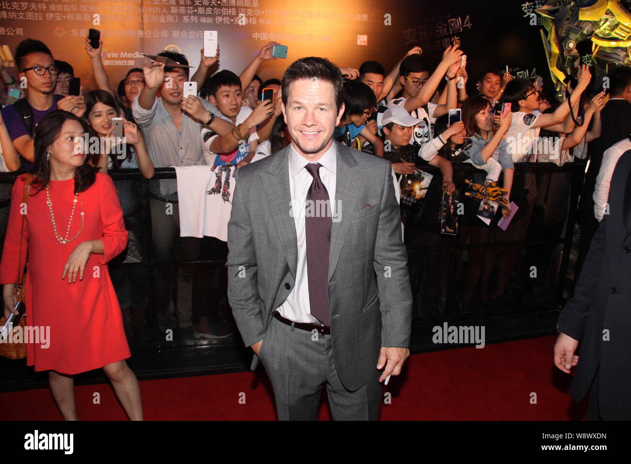 L'acteur américain Mark Wahlberg, centre, arrive sur le tapis rouge pour la  première mondiale de Beijing son nouveau film, Transformers : l'âge  d'extinction, à Beijing Photo Stock - Alamy