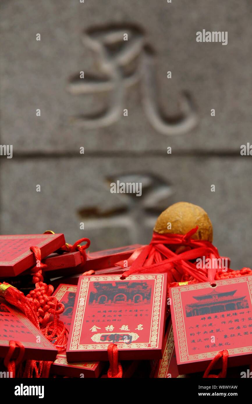 Bonne Chance Messages Portant Les Noms D Etudiants A Passer L Examen D Entree A L Universite Nationale A Venir Ou Gaokao Et Meilleurs Voeux De Reussite Sont Accroches Photo Stock Alamy