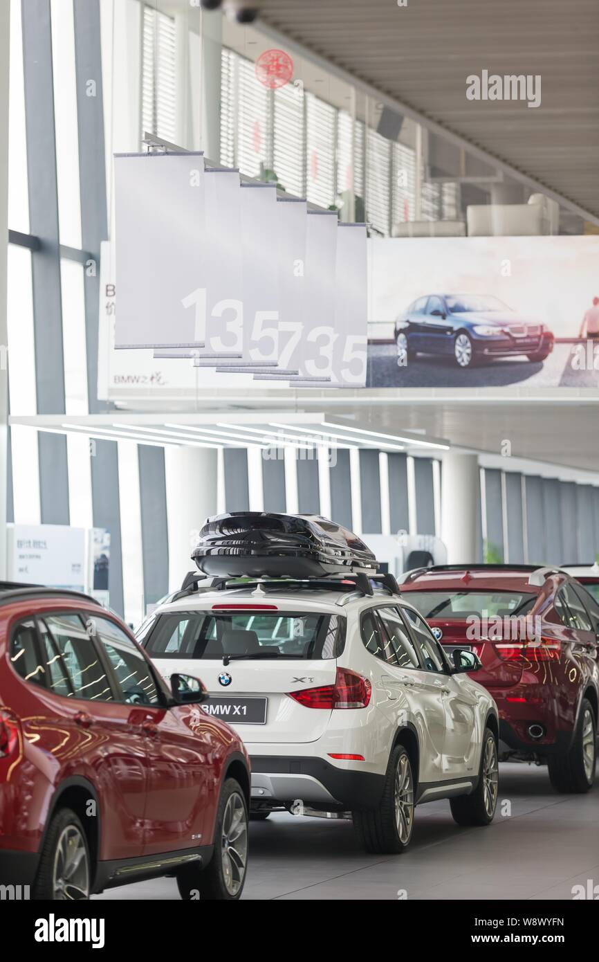 --FILE--nouvelles voitures sont sur l'affichage à un concessionnaire de BMW à Beijing, Chine, 14 février 2014. Bayerische Motoren Werke AG a dit qu'il va étendre sa part Banque D'Images