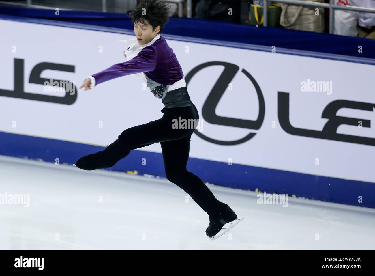 Keiji Tanaka, du Japon effectue pendant la Coupe de Chine de Lexus 2014 ISU Grand Prix of Figure Skating à Shanghai, Chine, 8 novembre 2014. Banque D'Images