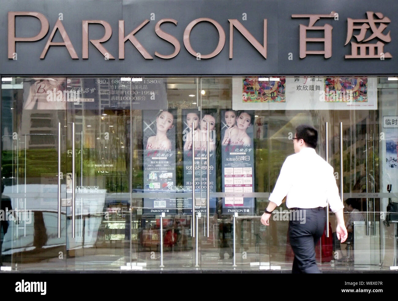 --FILE--un piéton passe devant un grand magasin de Parkson à Changzhou city, province de Jiangsu, Chine de l'est 23 août 2013. Moyenne et haute gamme Banque D'Images