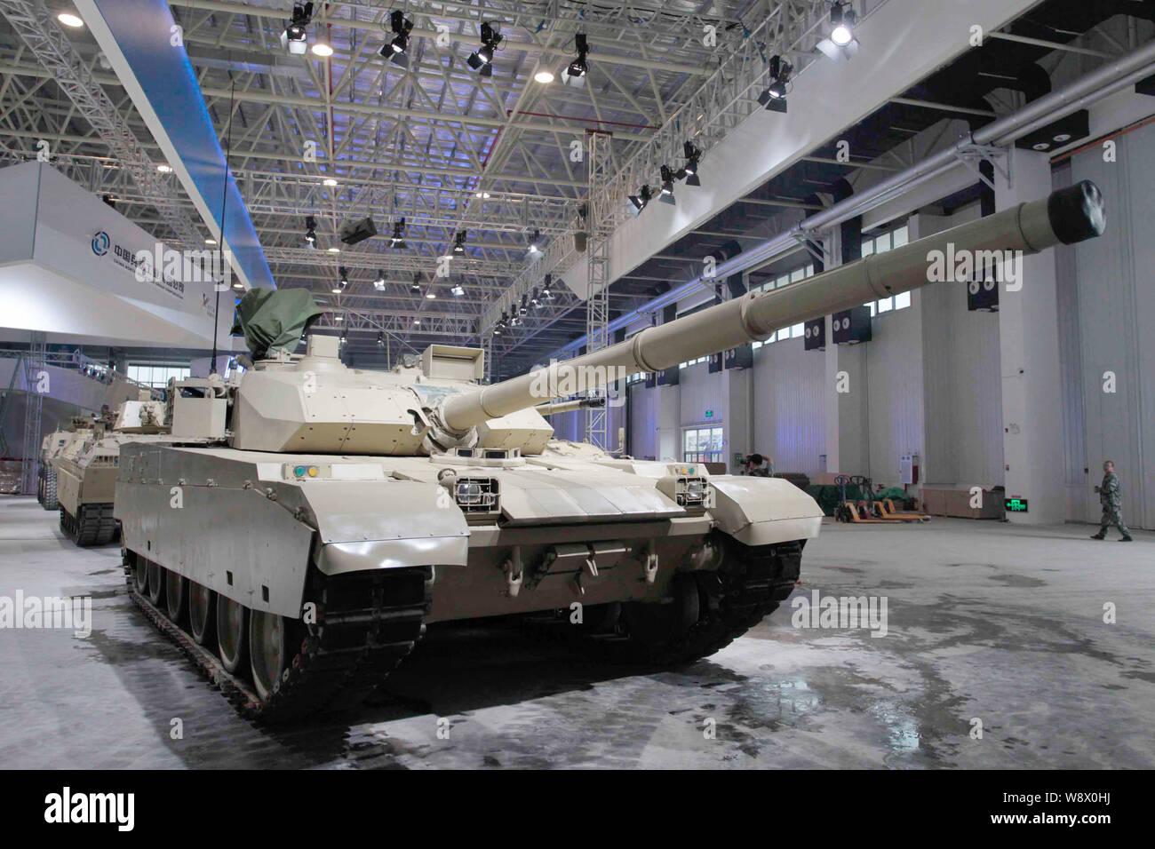 Un char de combat principal 3000 (VT-4), également connu sous le nom de MBT3000 (VT-4), est vu sur l'affichage sur le stand de groupe China North Industries Corporation (NORINCO) dans Banque D'Images