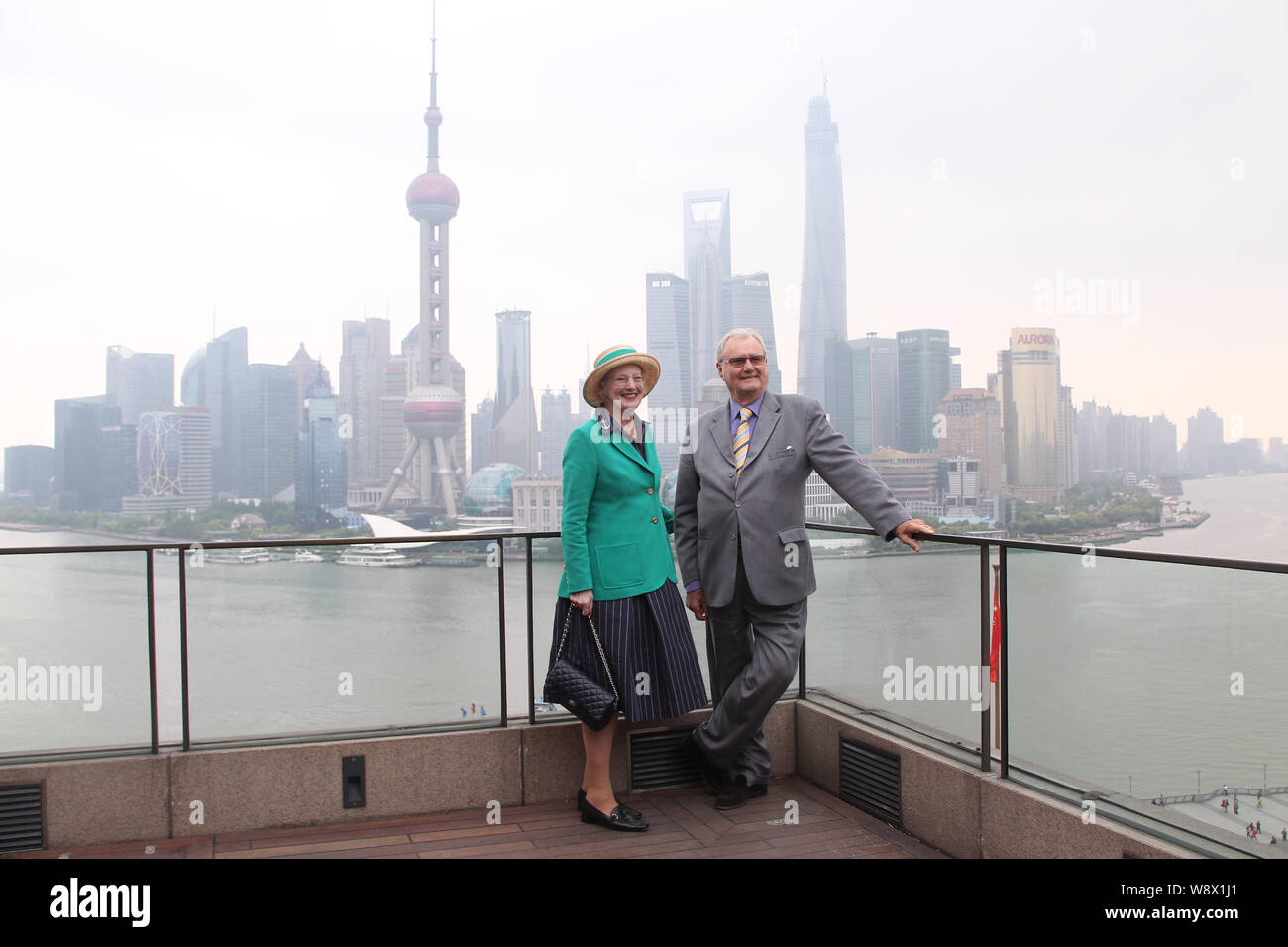 La Reine Margrethe II, à gauche, et son époux, le Prince consort Henrik de Danemark posent lors d'une conférence de presse sur la terrasse de la péninsule Shanghai Sex Banque D'Images