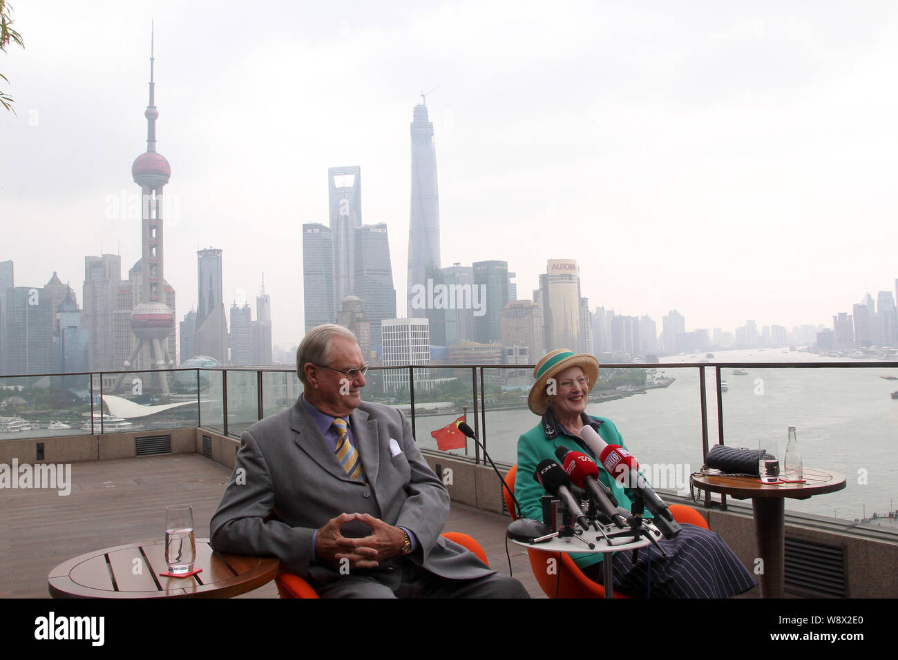 La Reine Margrethe II, la droite, et son époux, le Prince consort Henrik de Danemark, participer à une conférence de presse sur la terrasse de l'hôtel Peninsula Shanghai un Banque D'Images