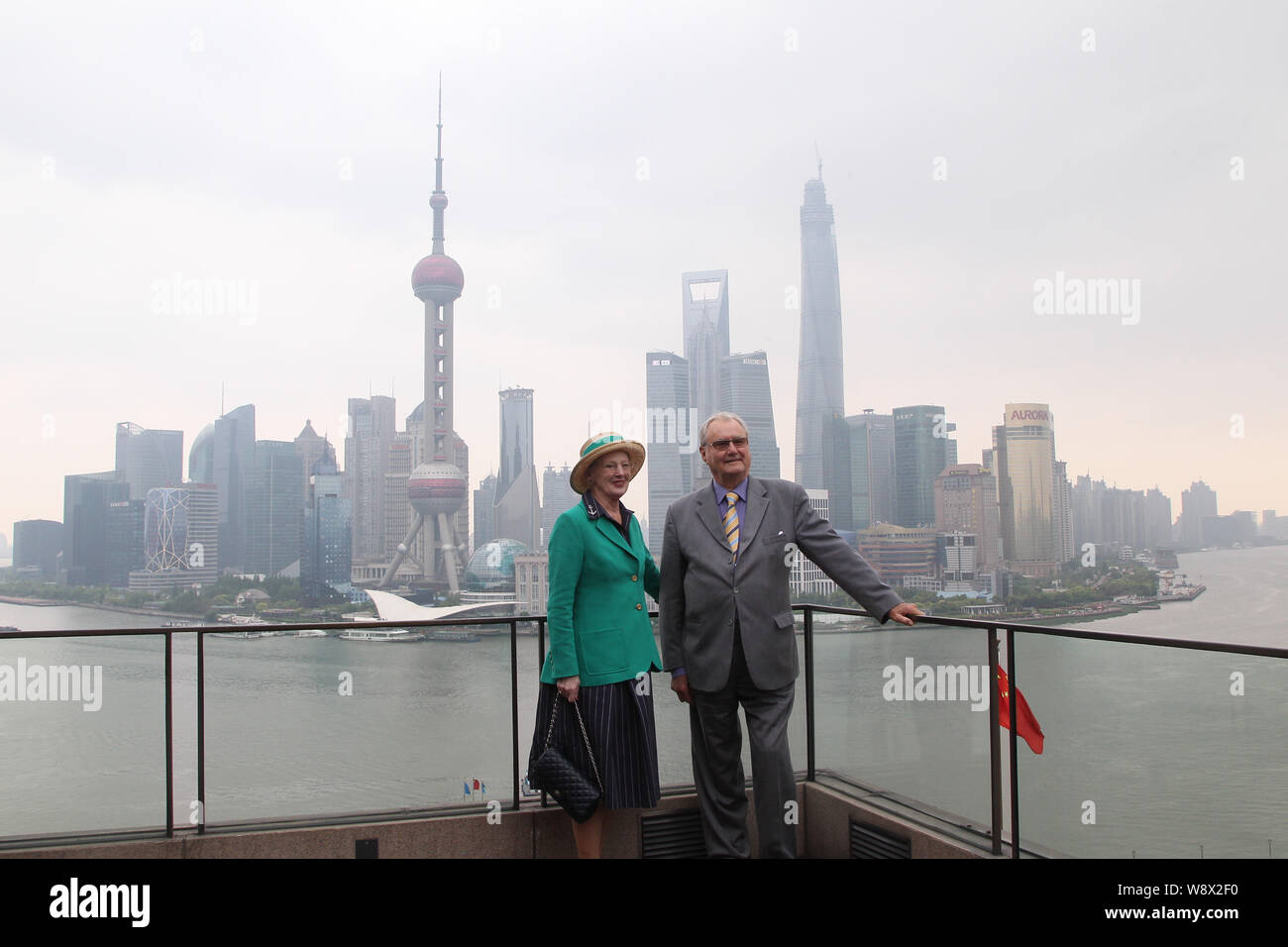 La Reine Margrethe II, à gauche, et son époux, le Prince consort Henrik de Danemark posent lors d'une conférence de presse sur la terrasse de la péninsule Shanghai Sex Banque D'Images