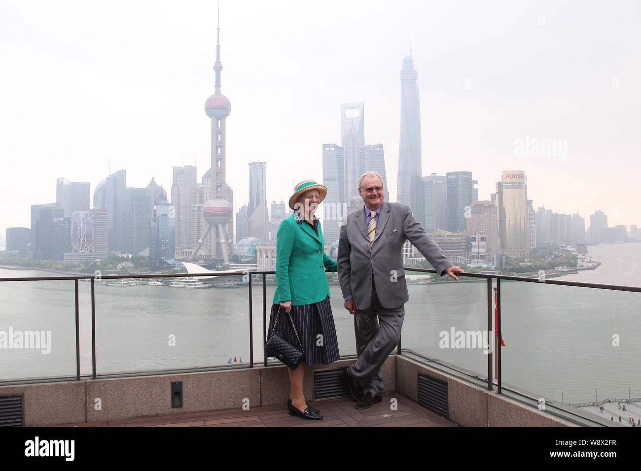 La Reine Margrethe II, à gauche, et son époux, le Prince consort Henrik de Danemark posent lors d'une conférence de presse sur la terrasse de la péninsule Shanghai Sex Banque D'Images