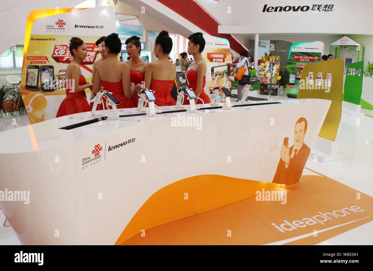 --FILE--Employés sont vus sur le stand de Lenovo blackberry lors d'une exposition organisée à Beijing, Chine, 18 septembre 2012. Lenovo Group Ltd, le monde Banque D'Images