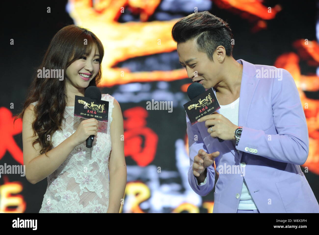 L'acteur chinois Deng Chao, droite, parle à côté de l'actrice Liu Yan lors d'une conférence de presse pour la première de leur nouveau film "Les Quatre à Beijing, 3' Banque D'Images