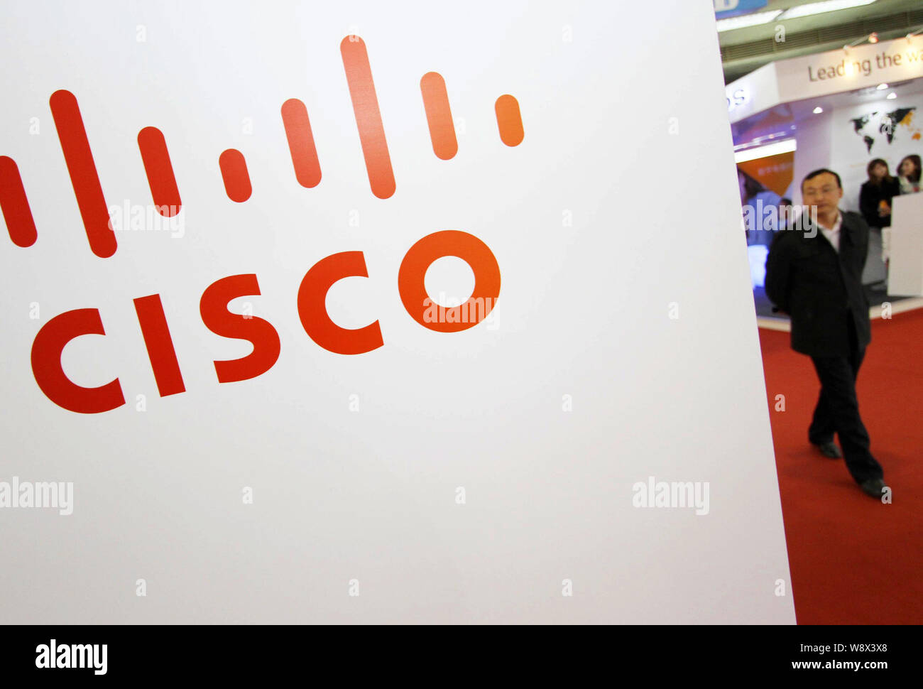 --FILE--un visiteur passe devant le stand de Cisco lors d'une exposition à Beijing, Chine, 25 mars 2011. Cisco Systems Inc dit qu'il va prendre des m Banque D'Images
