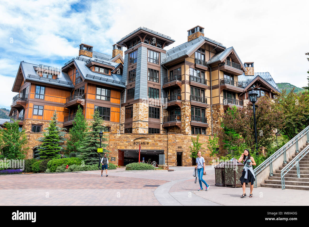 Vail, USA - 29 juin 2019 : European Swiss style resort ville du Colorado avec des gens qui marchent par Solaris bâtiment de l'hôtel Banque D'Images