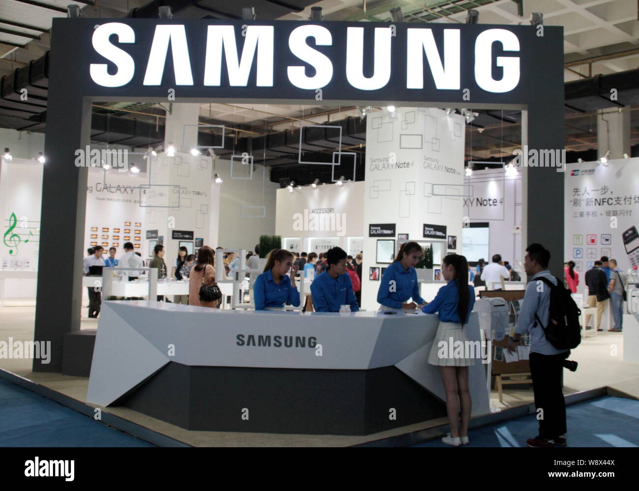 --FILE--employés chinois sont vus sur le stand de Samsung au cours de la PT/EXPO COMM CHINA 2014 à Beijing, Chine, 23 septembre 2014. Groupe Samsung, t Banque D'Images