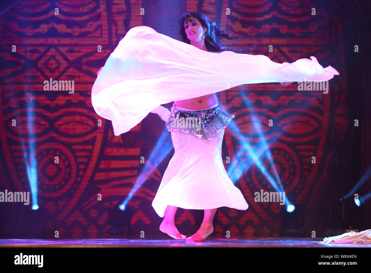 Professeur de danse du ventre de l'Amérique Petite Jamilla exécute lors du concours de danse du ventre et 'Dance pour l'unité' Festival à Shanghai, Chine, 12 au Banque D'Images