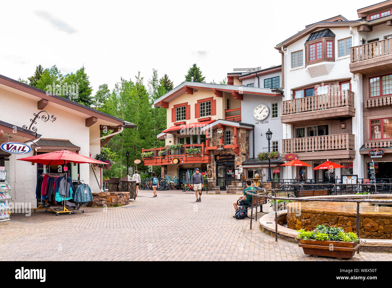 Vail, USA - 29 juin 2019 : Locations de village ville du Colorado avec fontaine à magasins sur Gore Creek drive Banque D'Images