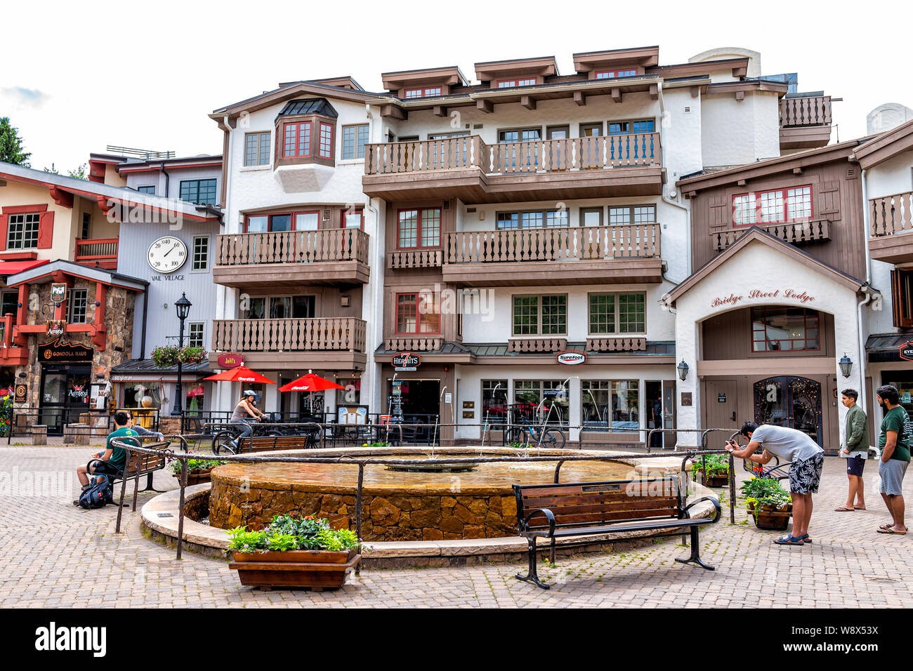 Vail, USA - 29 juin 2019 : ville de vacances dans le Colorado avec de l'eau Fontaine par boutiques sur Gore Creek drive Banque D'Images