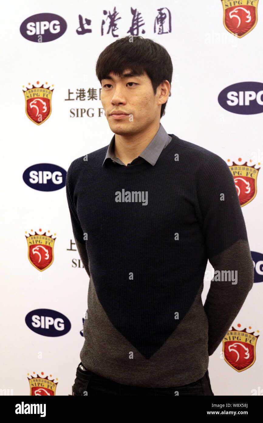 Joueur de football sud-coréen Kim Ju-young pose au cours d'une conférence de presse pour annoncer son arrivée EPOP Football Club à Shanghai, Chine, 23 Décembre 2 Banque D'Images