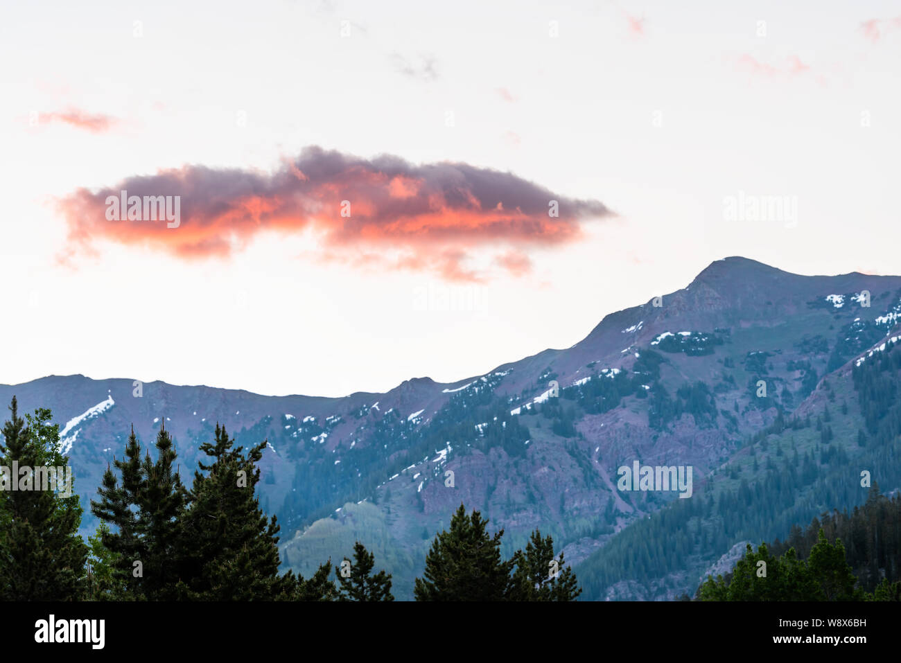 L'ensemble de montagnes de Maroon Bells libre à Aspen, Colorado pendant l'heure bleue ciel nuageux aube avant le lever du soleil avec rocky mountain pic au début de l'été Banque D'Images