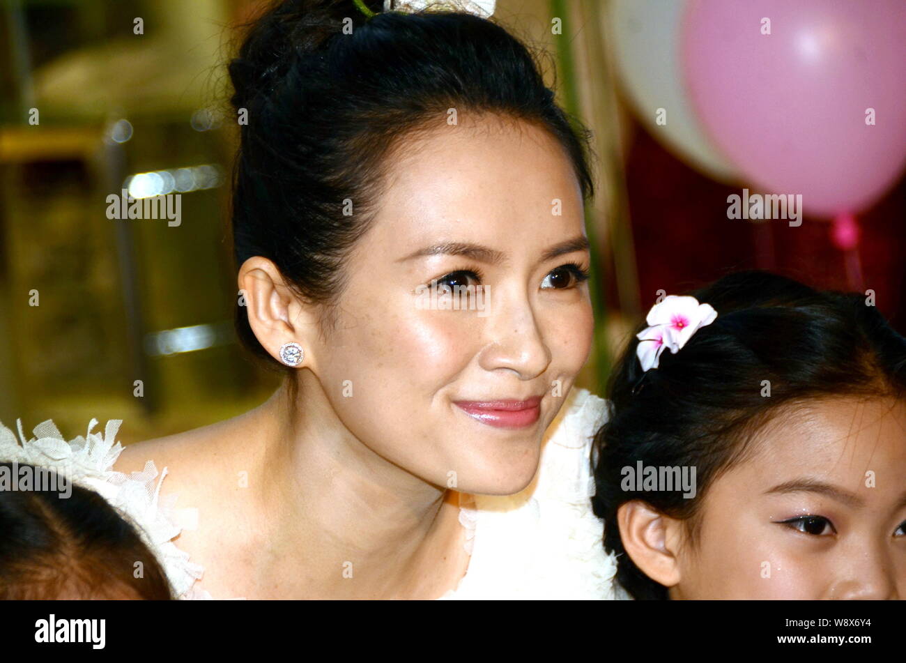 L'actrice chinoise Zhang Ziyi pose avec de jeunes enfants pendant la cérémonie d'ouverture de la nouvelle boutique de luxe italienne de marque de vêtements pour enfants I PINCO PALLINO Banque D'Images