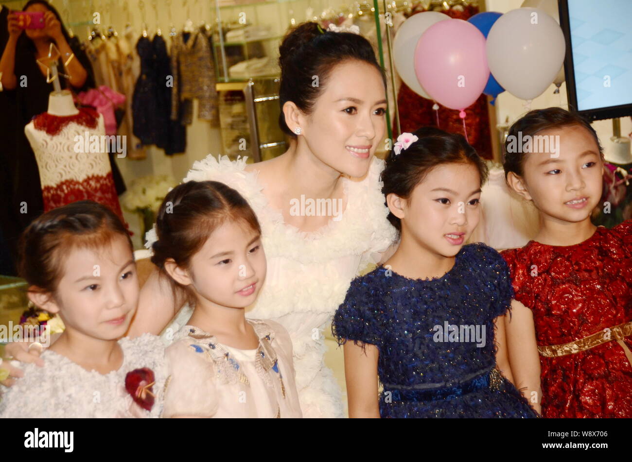 L'actrice chinoise Zhang Ziyi, centre, pose avec de jeunes enfants pendant la cérémonie d'ouverture de la nouvelle boutique de vêtements pour enfants de luxe italien marque J'PINC Banque D'Images